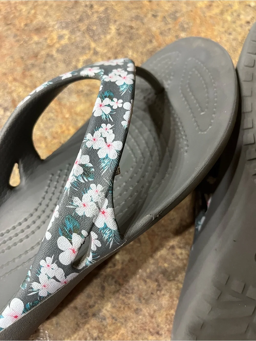 Crocs Kadee II Printed Floral Flip Flops Women’s 9 W9 Black Flower Sandals DESCR